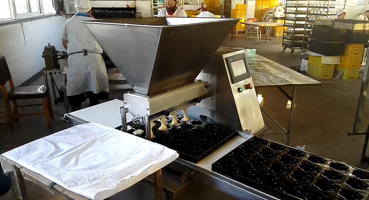 केक उत्पादन लाइन उपकरण खाद्य उद्योग मशीनरी भरने चॉकलेट